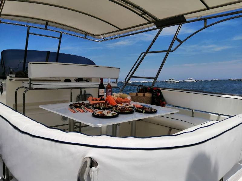 Enjoy a Sea food plate on board our boats